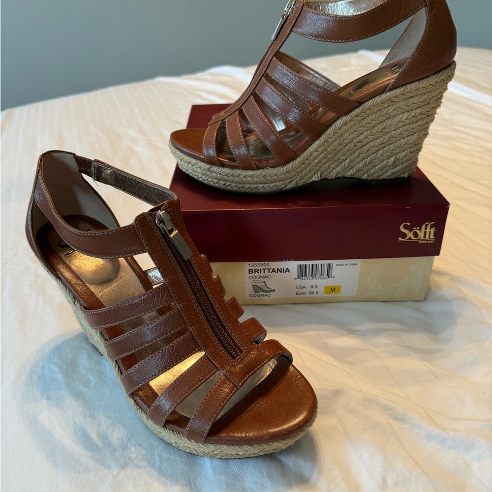 Sofft Women's Tan Wedge Sandals